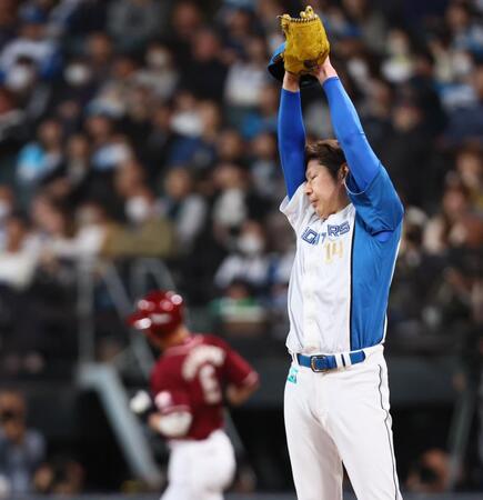 　４回、村林（左）に逆転満塁本塁打を浴びた加藤貴（撮影・中島達哉）