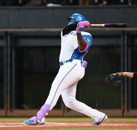 　１回、右越えに先制ソロを放つレイエス（撮影・中島達哉）