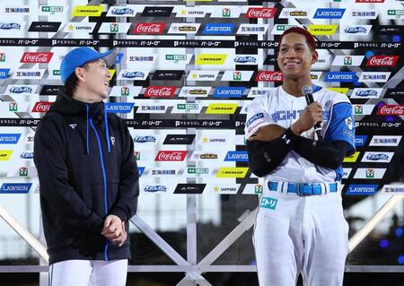 　お立ち台で笑顔を見せる宮西（左）と万波（撮影・中島達哉）