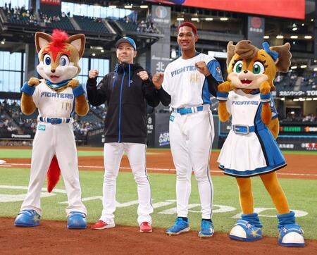 　ガッツポーズをする（左から）宮西、万波（撮影・中島達哉）