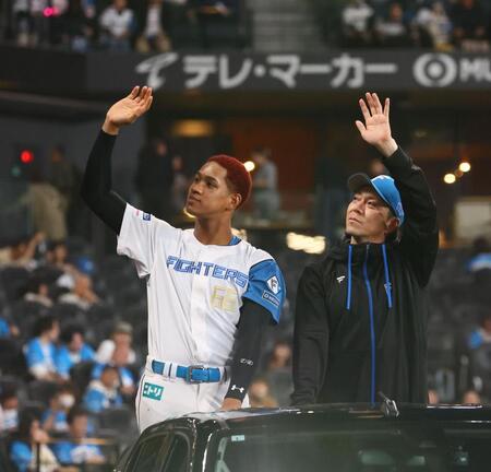 　スタンドのファンの歓声に応える（左から）万波、宮西（撮影・中島達哉）