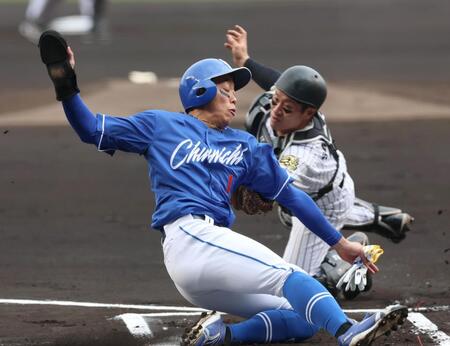 　１回、上林の安打で本塁生還を狙うも、タッチアウトとなる二走・岡林（撮影・北村雅宏）