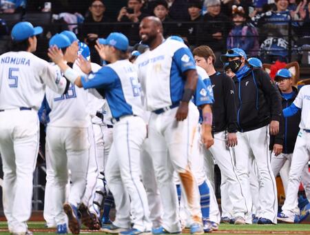 　楽天に連勝し、ナインを迎える新庄監督（右）＝撮影・中島達哉