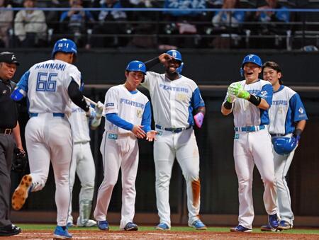 　５回、逆転満塁本塁打を放った万波（６６）を迎える清宮幸（右から２人目）ら日本ハムナイン（撮影・中島達哉）