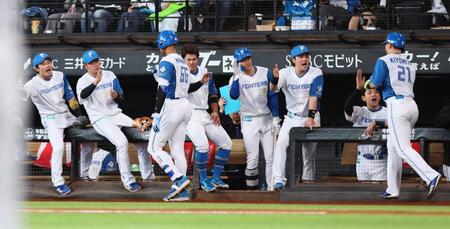 　２回、２ランを放った万波（左から３人目）らを迎える日本ハムナイン（撮影・中島達哉）