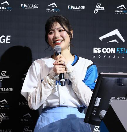 　試合後に行われたカラオケ大会にゲストで登場したＦビレッジアンバサダーの滝谷美夢（撮影・中島達哉）