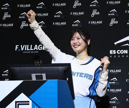 　試合後に行われたカラオケ大会のゲストで歌唱した滝谷美夢（撮影・中島達哉）