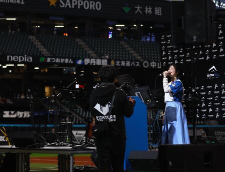 　試合後に行われたカラオケ大会のゲストで歌唱する滝谷美夢（撮影・中島達哉）