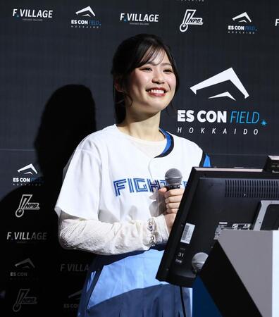 　試合後に行われたカラオケ大会にゲストで登場したＦビレッジアンバサダーの滝谷美夢（撮影・中島達哉）