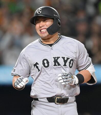 　８回、左越えソロを放ち、満面の笑みを浮かべる浅野（撮影・伊藤笙子）