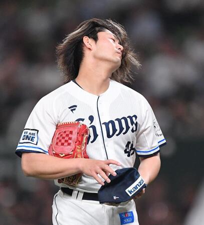 　１回、ソトを三振に仕留め帽子を取って髪をなびかせる西武の今井（撮影・開出牧）