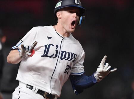 　３回、先制の左越え満塁ホームランを放ちポーズを決めるネビン（撮影・開出牧）