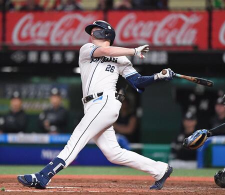 　３回、先制の左越え満塁ホームランを放つネビン（撮影・開出牧）