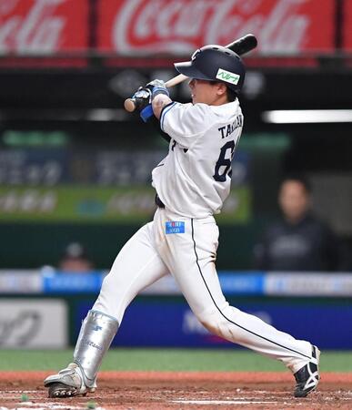 　７回、右越え適時二塁打を放つ滝沢（撮影・開出牧）