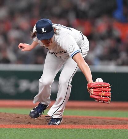 　７回、池田の打球をグラブに当て、投ゴロに仕留める今井（撮影・開出牧）