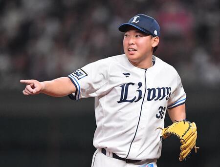 　８回、小川を二ゴロ併殺に打ち取った山田（撮影・開出牧）