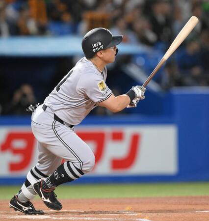 　８回、左越えソロを放つ浅野（撮影・伊藤笙子）