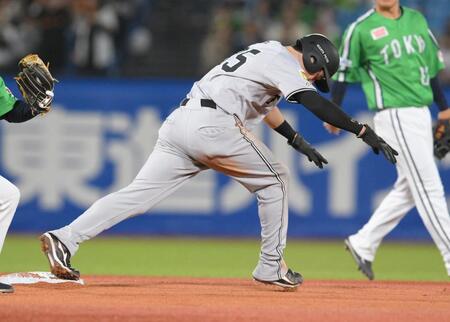 　６回、若林の打席で二盗を仕掛けるもアウトになる泉口（撮影・伊藤笙子）