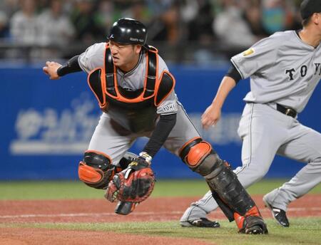 　７回、赤羽がバントした打球をはじく岸田（撮影・伊藤笙子）