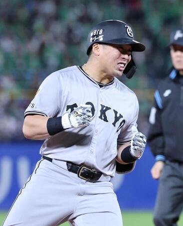 　８回、中越えソロを放ちガッツポーズする浅野