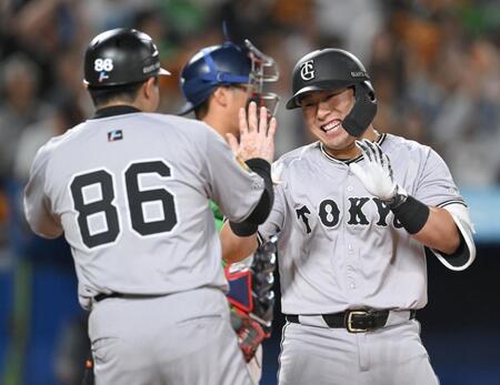 　８回、左越えソロを放ち、笑みを浮かべる浅野（右）＝撮影・伊藤笙子