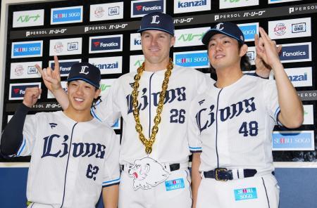 　ロッテに勝利し、ポーズをとる（左から）西武・滝沢、ネビン、今井＝ベルーナドーム