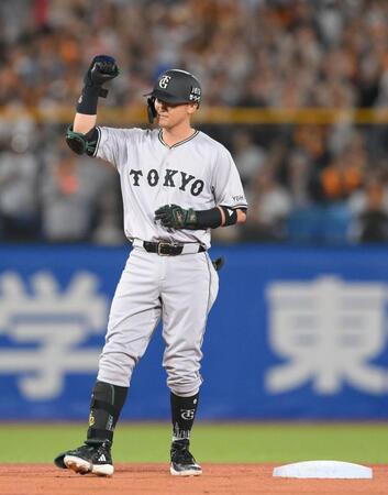 　４回、センターへ二塁打を放ち、塁上でガッツポーズの吉川（撮影・伊藤笙子）