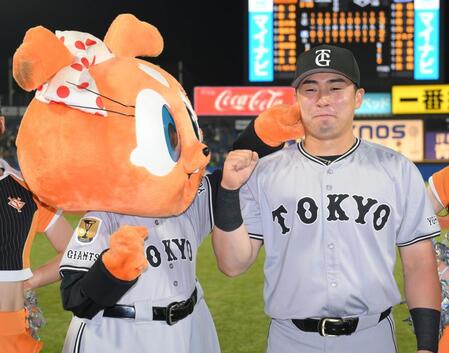 　お立ち台でシスタージャビットに頬をツンツンされ、ちょっと照れ気味の浅野（右）＝撮影・伊藤笙子