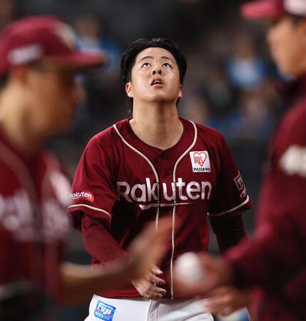 　５回、逆転満塁本塁打を浴び、ベンチに戻る松井（撮影・中島達哉）