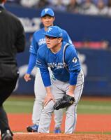 　１２回、西川を一ゴロに抑えた後、脚を押さえる生田目＝７日