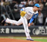 　力投する先発の加藤貴（撮影・中島達哉）