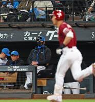 　４回、逆転満塁本塁打を放った村林（右）の打球を見つめる新庄監督（中央）＝撮影・中島達哉