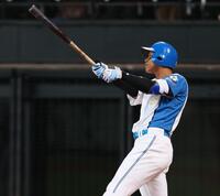 　２回、右越えに２ランを放つ万波（撮影・中島達哉）