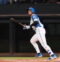 　５回、逆転満塁本塁打を放つ万波（撮影・中島達哉）