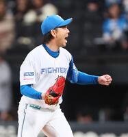 　６回、宗山を空振り三振に仕留め、ほえる宮西（撮影・中島達哉）