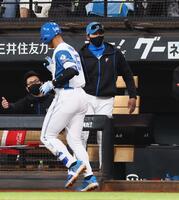 　５回、逆転満塁本塁打を放った万波（左から２人目）を迎える新庄監督（撮影・中島達哉）