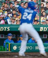 　９回、厳しい表情で試合を見つめる井上監督（奥左）