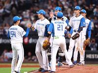 　楽天に連勝し、タッチを交わす日本ハムナイン（撮影・中島達哉）