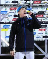 　お立ち台で「最高です！」とさけぶ宮西（撮影・中島達哉）