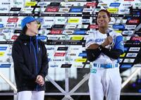 　お立ち台で笑顔を見せる宮西（左）と万波（撮影・中島達哉）