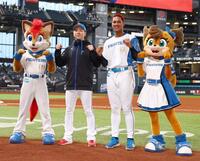 　ガッツポーズをする（左から）宮西、万波（撮影・中島達哉）