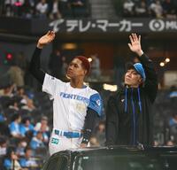 　スタンドのファンの歓声に応える（左から）万波、宮西（撮影・中島達哉）