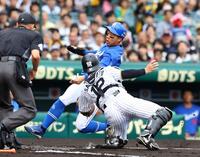 　１回、二塁走者の岡林は上林の右前打で本塁を狙うもタッチアウトになる（撮影・山口登）