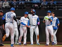 　５回、逆転満塁本塁打を放った万波（６６）を迎える清宮幸（右から２人目）ら日本ハムナイン（撮影・中島達哉）