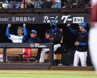 　楽天に連勝し、喜ぶ新庄監督（右から２人目）＝撮影・中島達哉