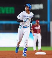 　２回、２ランを放ち、ダイヤモンドを回る万波（撮影・中島達哉）