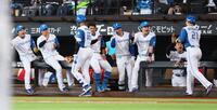 　２回、２ランを放った万波（左から３人目）らを迎える日本ハムナイン（撮影・中島達哉）