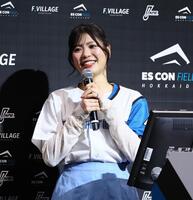 　試合後に行われたカラオケ大会にゲストで登場したＦビレッジアンバサダーの滝谷美夢（撮影・中島達哉）