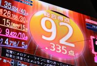 　試合後に行われたカラオケ大会で、滝谷美夢が中森明菜の「飾りじゃないのよ涙は」を熱唱。９２点を出す（撮影・中島達哉）