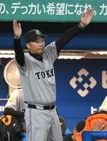 　５回、浅野の一塁アウトの判定を巡りリプレー検証を要求する阿部監督（撮影・伊藤笙子）